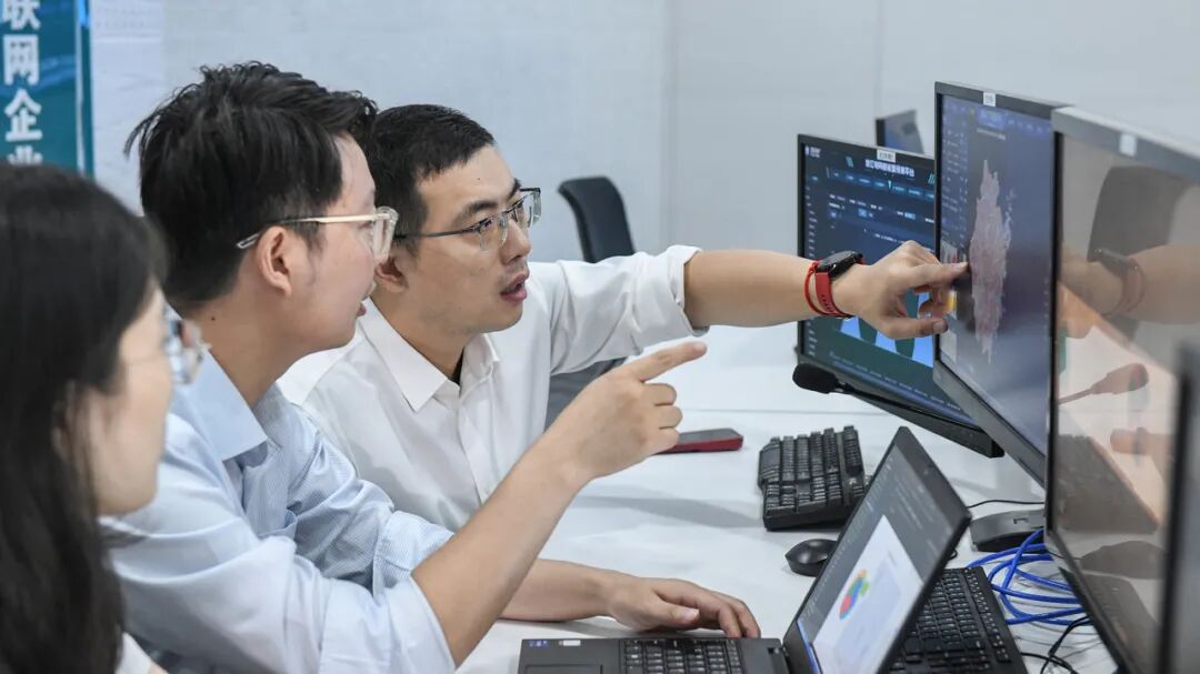 光伏功率“过山车”？看AI预测如何稳场(图1)