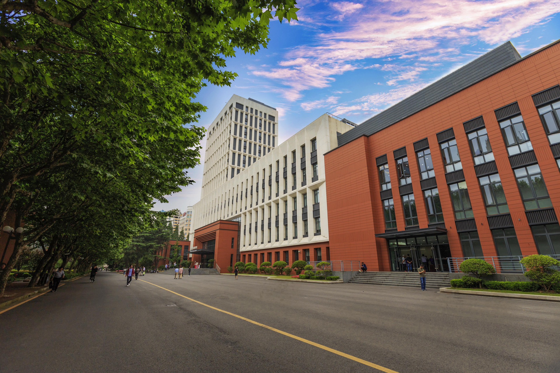 构建三位一体融合生态崂山区书写校地融合“新答卷”